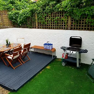  Holiday home Homebird - Wilfrid House